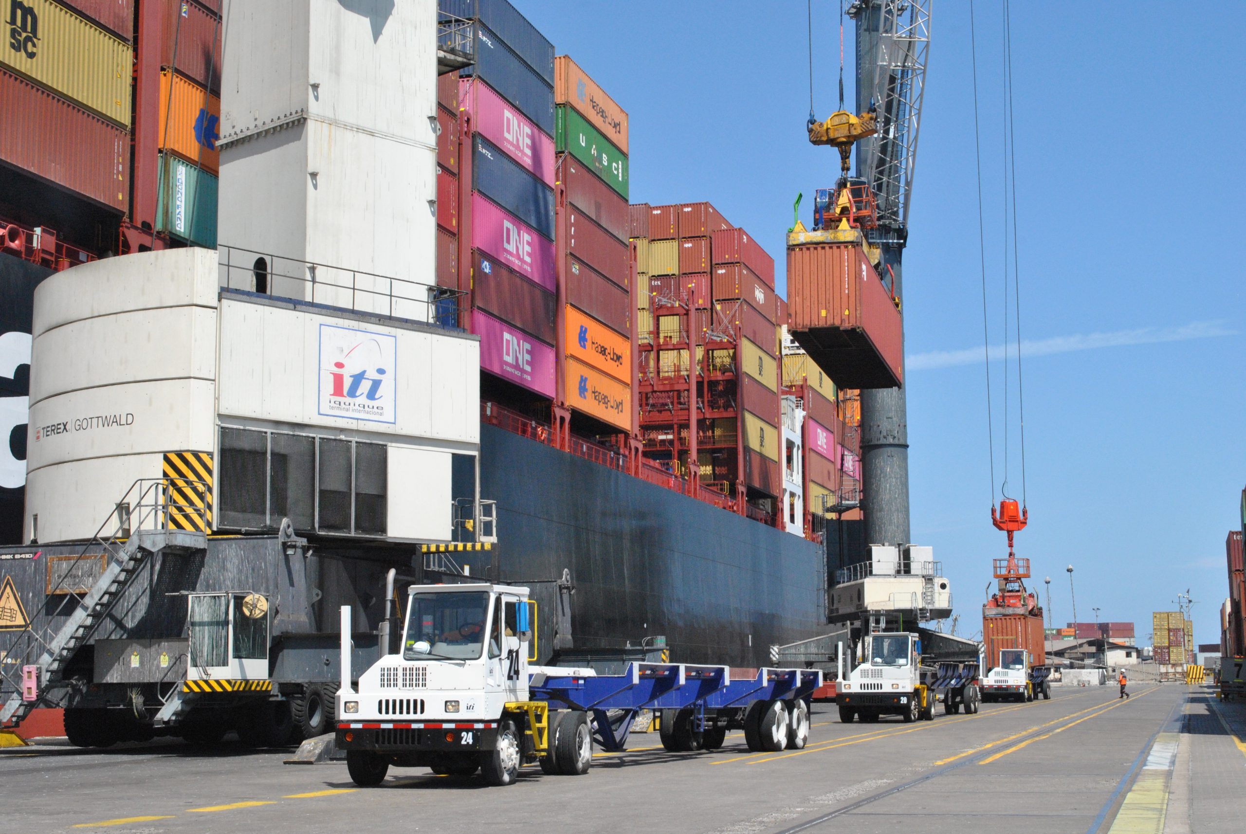 Contenedores en una operación de carga en el puerto de Iquique